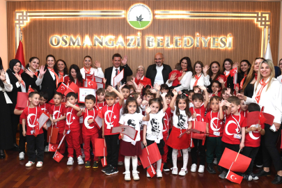 Minik öğrencilerden Başkan Aydın’a 23 Nisan ziyareti