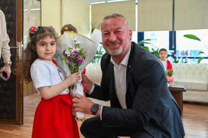 Miniklerden Başkan Karabatı’ya neşeli ziyaret