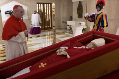 Ölen Papa'nın açık tabuttaki görüntüleri ortaya çıktı! 4 gün boyunca herkes görecek...