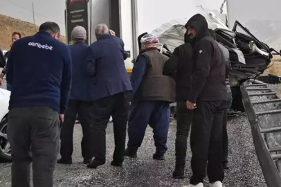 Van’da katliam gibi kaza! Yolcu minibüsüyle kamyonet çarpıştı: 6 can kaybı, 8 yaralı