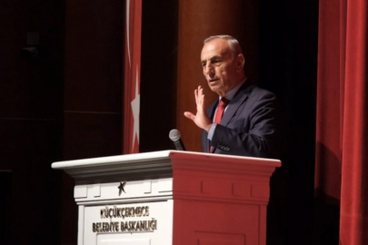 Belediye Başkanı program sırasında depreme yakalandı