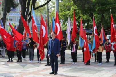 Bursa Orhangazi'de 23 Nisan kutlamaları çelenk sunumu ile başladı