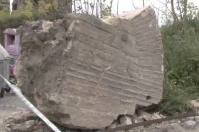 Fatih'te faciadan dönüldü: Deprem esnasında sur duvarından dev parça düştü