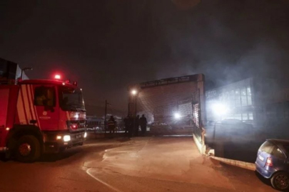 Gece yarısı korkutan yangın! Araçlara sıçradı...