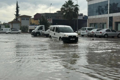 Adana’da sağanak: Yollar göle döndü, evleri su bastı