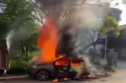 Bursa'da korkutan anlar! Otomobil alev topuna döndü