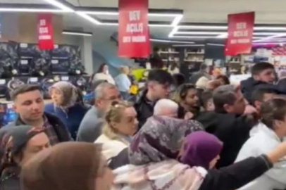 İndirimli ürün almak için birbirlerine girdiler! Akılalmaz anlar...