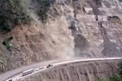 Artvin-Şavşat Karayolu'nda Üçüncü Heyelan: Yol Kapandı