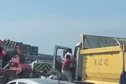 Bursa'da yol verme kavgası! Kamyonun tepesine çıktılar