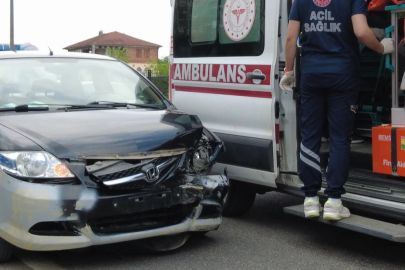 Düzce'de otomobil motosiklete çarptı: 3 yaralı