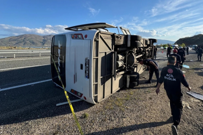 Elazığ'da midibüsün devrildiği kazada 2'si ağır 25 kişi yaralandı