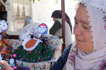 Kayseri'de köylü bebek satıcısı kadın, yabancı dil becerisiyle turistleri mest etti