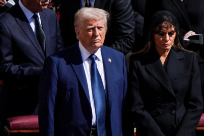Papa'nın cenazesinde Melania Trump'ın tavrı dikkat çekti
