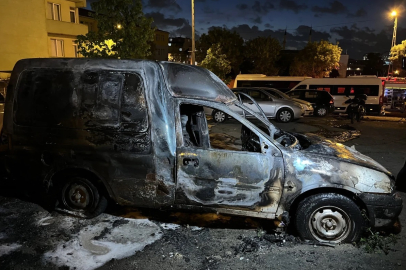 İstanbul Küçükçekmece'de park halindeki araç alev alev yandı