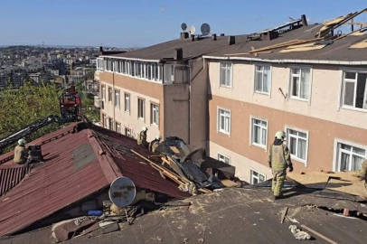 Üsküdar'da uçan çatı, 2 binanın üzerine düştü