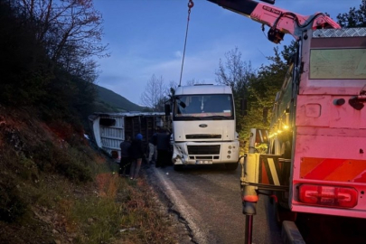 Bursa'da cam yüklü kamyonun kasası yerinden koptu! Yol trafiğe kapandı...
