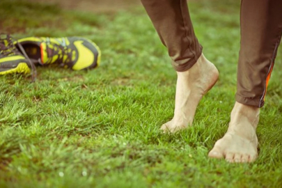 Günde 10 dakika yeterli! Çıplak ayakla toprağa basmak bakın nelere iyi geliyormuş...