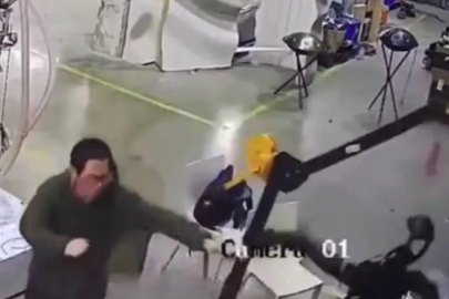 Çin'de kodlaması yapılan robot, etrafına saldırdı