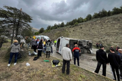 Yolcu minibüsü devrildi: Çok sayıda yaralı var