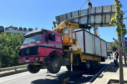 İstanbul Kadıköy'de yönlendirme levhasına takılan vinç şaha kalktı