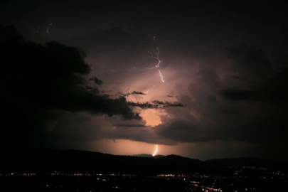 Hindistan'da yıldırım düşmesi sonucu 15 kişi hayatını kaybetti