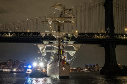 Meksika donanmasına ait gemi Brooklyn Köprüsü'ne çarptı