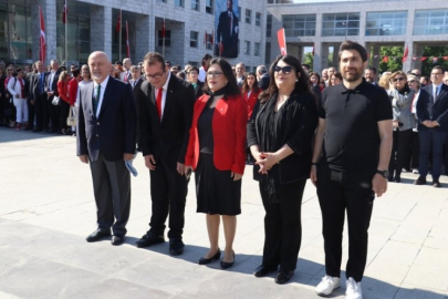 Mimarlar Odası Bursa Şubesi Atatürk Anıtı'na çelenk koydu