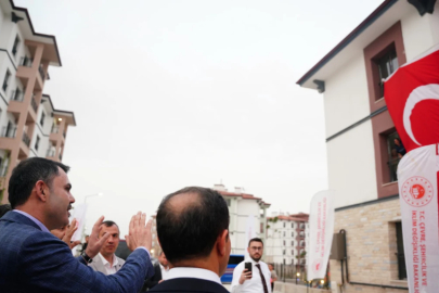 Murat Kurum depremzede aileye misafir oldu: Deprem bölgesinde konutlar yükseliyor