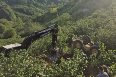 Zonguldak'ta İş Makinası Şarampole Devrildi: Operatör Atlayarak Kurtuldu