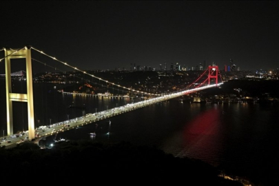 Fatih Sultan Mehmet Köprüsü 'sarı-kırımızıya' büründü