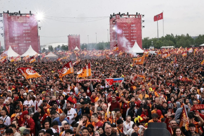 Galatasaray Taraftarı, Kutlamalar İçin Yenikapı'ya Akın Etti