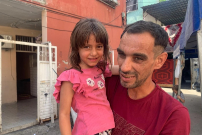 Adana'da Görme Engelli Kağıt Toplayıcısı Babasına Yol Gösteriyor