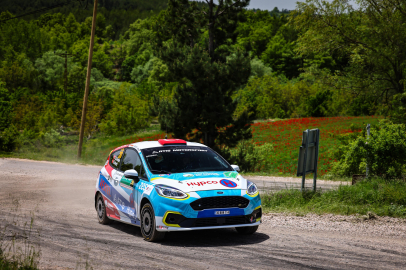 Engelli ralli pilotu Kübra aracını başarıdan başarıya sürüyor