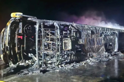 Kamyona çarpan otobüs küle döndü!