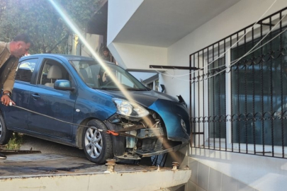 Bursa'da kontrolden çıktı, evin duvarına çarptı