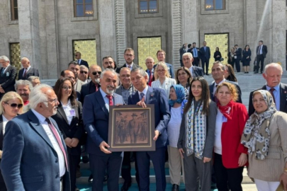 CHP İnegöl İlçe Başkanlığı'ndan Genel Başkan Özel'e anlamlı hediye!