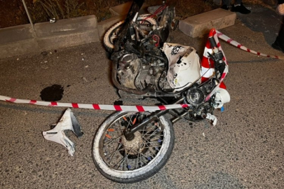 Kırmızı ışıkta geçen motosiklet sürücüsü minibüse çarptı