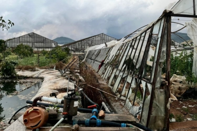 Antalya'da hortum seraları vurdu, çatıları uçurdu