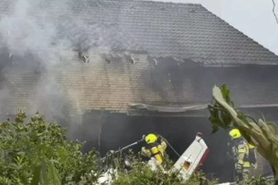 Almanya'da evin üzerine küçük uçak düştü: 2 ölü