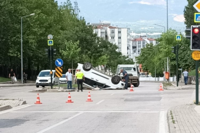 Bursa'da feci kaza! Araçlardan biri takla attı