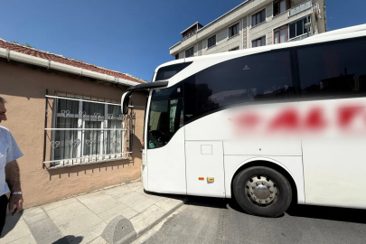 İstanbul Arnavutköy'de gecekonduya otobüs çarptı