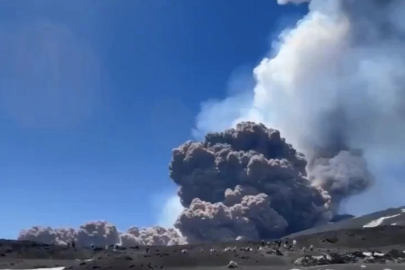İtalya'da Etna Yanardağı patladı