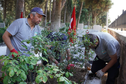 Bayram Öncesi İznik’te Mezarlıklar Çiçek Açıyor