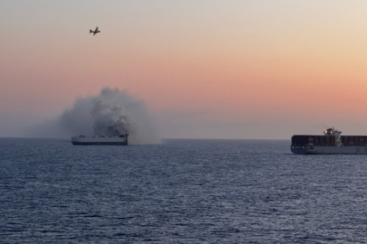 Binlerce lüks araç taşıyan gemi alev alev yandı!