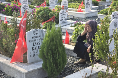 Hatay'da deprem şehitliğinde buruk bayram