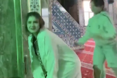 Bir camide çirkin görüntü: İmam cübbesi giyip, twerk yaptılar