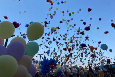 İzmir'de binlerce balon 6 yaşındaki Erhan ve arkadaşları için uçuruldu