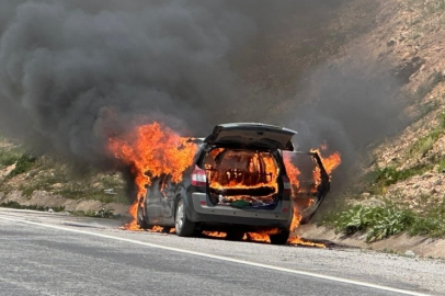 Sivas'ta seyir halindeki otomobil alev aldı, faciadan dönüldü