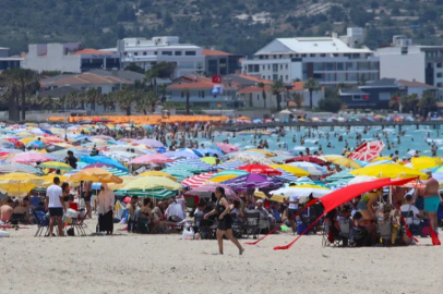 Çeşme'de plajlar doldu taştı nüfus 1 milyonu geçti