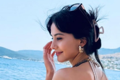 Kendisinden 10 yaş büyük aşkıyla ayrıldı! Soluğu tatilde aldı